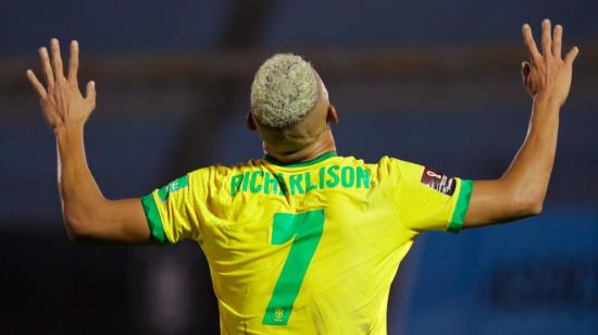 Richarlison celebra el 2-0 de Brasil en el Centenario de Montevideo por la cuarta fecha de Eliminatorias, el martes 17 de noviembre de 2020.