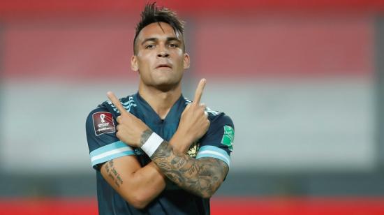 El delantero argentino Lautaro Martínez festeja su gol ante Perú, en Lima, el 17 de noviembre de 2020.