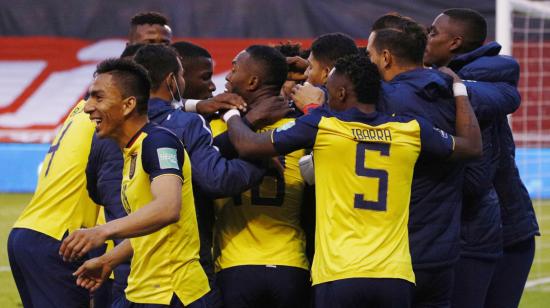 Los jugadores de la selección ecuatoriana celebran uno de los goles ante Colombia, el martes 17 de noviembre de 2020, en el estadio Rodrigo Paz Delgado.