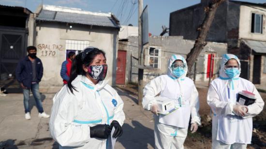 Trabajadores de la salud afuera de una casa antes de preguntar a los residentes por los síntomas del Covid-19, en Villa Fiorito, en las afueras de Buenos Aires, Argentina. 3 de agosto de 2020. 