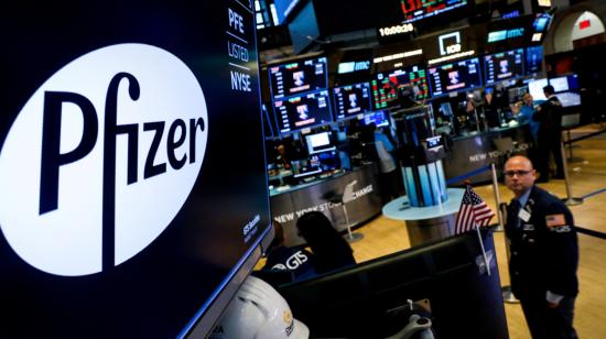 Un logotipo de Pfizer se muestra en un monitor en el piso de la Bolsa de Valores de Nueva York , en julio de 2019. 