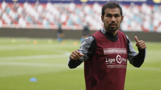 Junior Sornoza, antes del partido ante Orense por LigaPro, en el estadio Rodrigo Paz Delgado, el viernes 6 de noviembre de 2020.