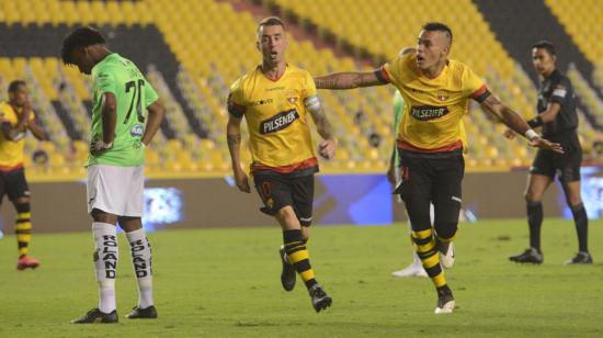 Damián Díaz y Jonathan Álvez celebran uno de los goles ante Deportivo Cuenca, en Guayaquil, el 19 de noviembre de 2020.