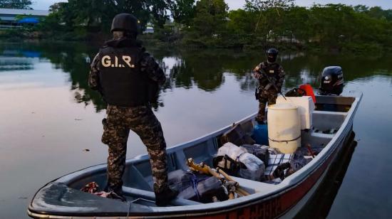 En el sector Tres Bocas, en Guayas,   agentes policiales lograron la captura de cinco personas que transportaban 16 bultos de cocaína, el 14 de noviembre de 2020.