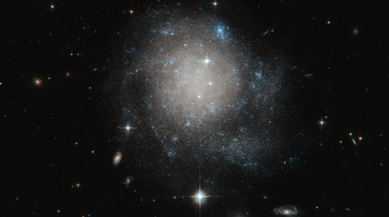 Imagen captada por el telescopio espacial Hubble de NASA / ESA de la galaxia UGC 12588.