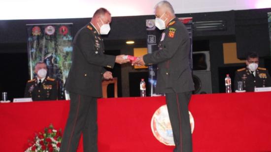 Luis Lara (der), jefe del Comando Conjunto de las Fuerzas Armadas, recibió el Manual Esencial del Ejército, el 20 de noviembre de 2020.