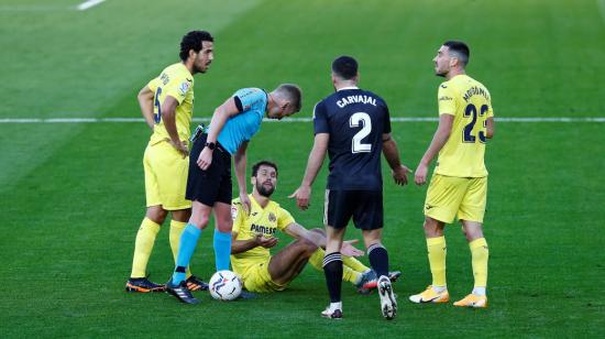 El centrocampista del Villarreal Alfonso Pedraza en el suelo ante el árbitro, sus compañeros y el defensa del Real Madrid, Daniel Carvajal durante el partido del sábado 21 de noviembre de 2020.