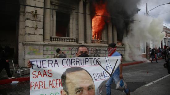 Manifestantes protestan frente al Congreso de Guatemala, en contra del Gobierno del presidente Alejandro Giammattei, el 21 de noviembre de 2020. 