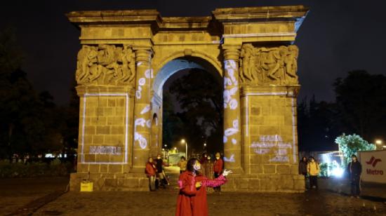 Una artista se presenta ante familiares y amigos de víctimas de femicidio en Ecuador el 22 de noviembre de 2020, como parte de un ritual sonoro con el fin de que la sociedad no sea indiferente y que el Estado asuma la responsabilidad ante este tipo de crímenes.