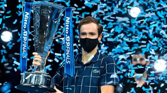 Daniil Medvedev celebra con su trofeo el título del ATP Finals, luego de vencer a Dominic Thiem, este domingo 22 de noviembre de 2020.