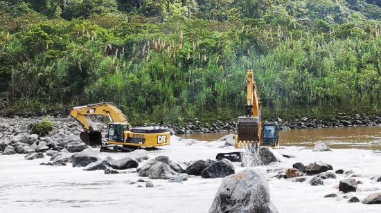 Personal de Celec construyó un dique provisional en el lecho del río Coca, el 20 de noviembre de 2020.