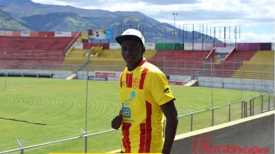 El lateral derecho, Jhon Jairo Espinoza, en el estadio Chillogallo tras su presentación con Aucas.