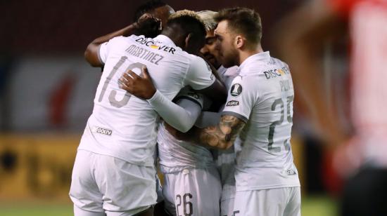 Los jugadores de Liga de Quito celebran el gol de Johan Julio, en el partido ante Sao Paulo, por la Copa Libertadores, el 22 de septiembre de 2020.