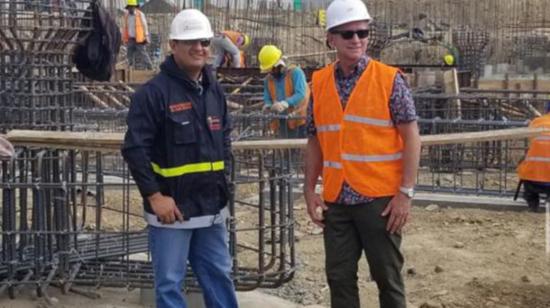 Franklin Calderón (izquierda), en un recorrido por las obras del Hospital de Bahía junto con el concejal de Sucre, Marcelo Hurtado, el 8 de febrero de 2020.