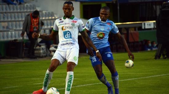 Jugada disputada en el estadio Bellavista de Ambato por la fecha nueve de la segunda etapa de la LigaPro.