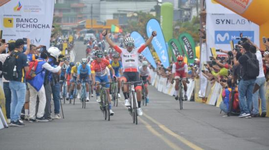 Byron Guamá celebra su victoria en la Etapa 2 de la Vuelta al Ecuador, el martes24 de noviembre de 2020.