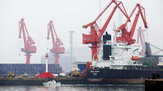 Fotografía de archivo de abril de 2019 de un buque petrolero anclado en el Puerto de Qingdao, en la proincia de Shandong, en China.