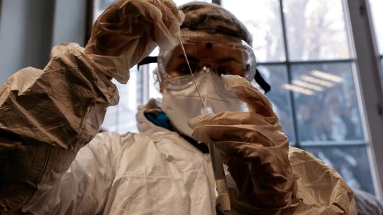 Un médico en Francia sostiene un hisopo después de tomar una muestra de una prueba PCR, el 23 de noviembre de 2020. 