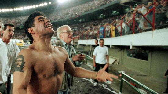 Maradona celebra ante miles de espectadores luego de que Boca Juniors, venciera a River Plate en un
clásico, el 25 de octubre de 1997.