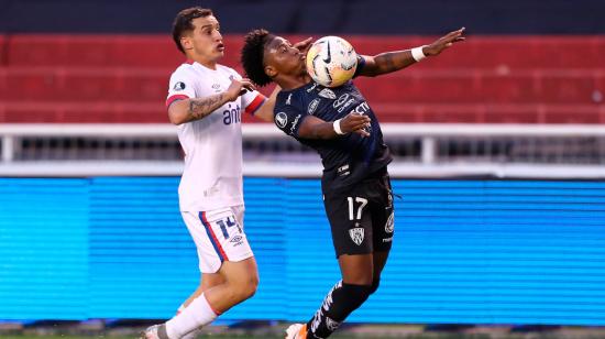 Angelo Preciado de Independiente disputa el balón con Joaquín Trasante, de Nacional, durante el partido de ida por los octavos de final de la Copa Libertadores.