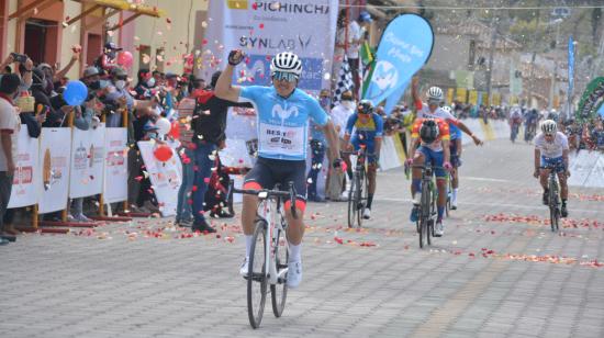 Byron Guamá celebra su triunfo en la Etapa 3 de la Vuelta al Ecuador, el miércoles 25 de noviembre de 2020.