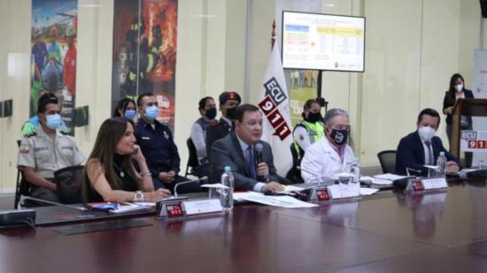 Juan Zapata (c), director del ECU-911, junto a la secretaria de Comunicación, Caridad Vela y el ministro de Salud, Juan Carlos Zevallos, durante una rueda de prensa en el ECU-911 en Quito, el 25 de noviembre de 2020.