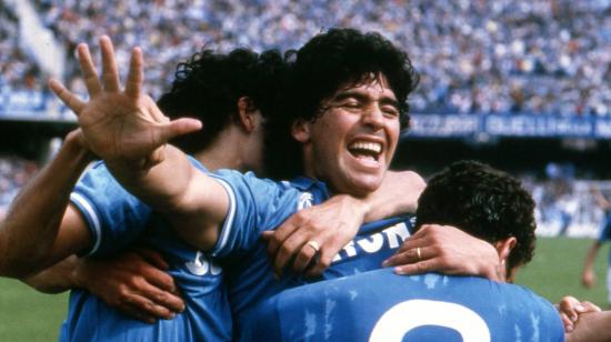Diego Armando Maradona celebrando un gol con Nápoles.