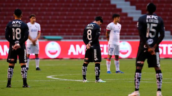 Los jugadores de Independiente del Valle y Nacional de Uruguay guardan un minuto de silencio tras la muerte de Diego Armando Maradona, el miércoles 25 de noviembre de 2020.