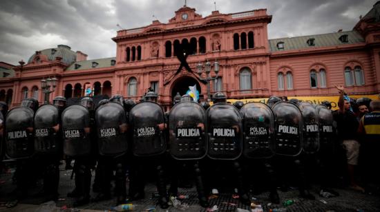 Efectivos de la Policía en la entrada de la Casa Rosada, donde este jueves 26 de noviembre de 2020, se abrió la capilla ardiente de Diego Armando Maradona.