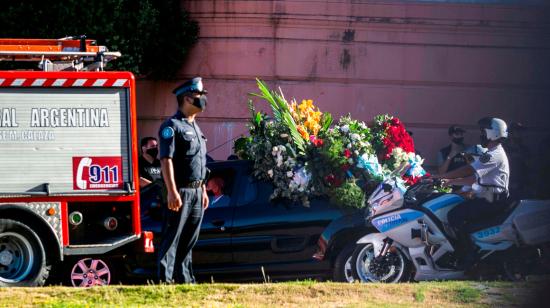 El cortejo fúnebre de Diego Armando Maradona al salir de la Casa Rosada donde fue velado el exjugador argentino, este jueves 26 de noviembre de 2020.