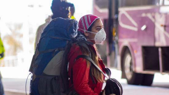 Imagen referencial. Una mujer con una mochila en Ecuador, en abril de 2020. 