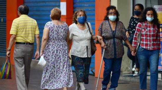 Personas caminan por las calles de Guayaquil, el 23 de noviembre de 2020, durante la emergencia sanitaria por el Covid-19.