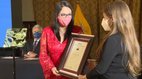 Verónica Artola, gerente del Banco Central, recibe la certificación ISO antisobornos, el 27 de noviembre de 2020, en Carondelet.