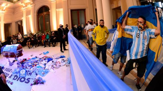 Los fanáticos de Maradona le dan el último adiós en su velatorio en la Casa Rosada, este jueves 26 de noviembre de 2020.