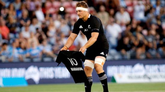 Sam Cane, de los All Blacks, rinde homenaje Maradona mostrando una camiseta con el '10' antes del partido de rugby ante los Pumas, este sábado 28 de noviembre de 2020.