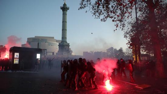 Enfrentamientos entre la Policía y activistas en Francia, que marcharon en contra de la ley de seguridad, el 28 de noviembre de 2020. 