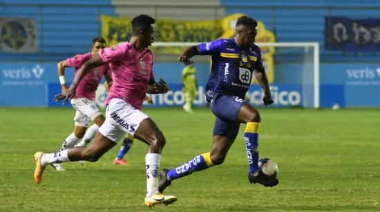 Disputa del balón entre los jugadores de Independiente del Valle y Delfín en el estadio Jocay de Manta, este sábado 28 de noviembre de 2020.