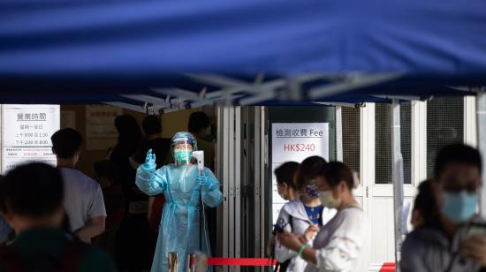 Un trabajador médico frente a un centro de detección grautita de Covid-19, en Hong Kong, el 21 de noviembre de 2020.