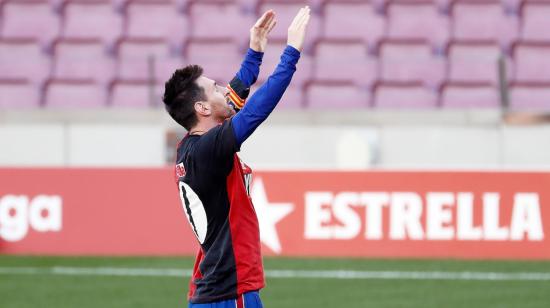 El delantero argentino del FC Barcelona Lionel Messi, celebró su gol y homenajeó al astro argentino Diego Armando Maradona.