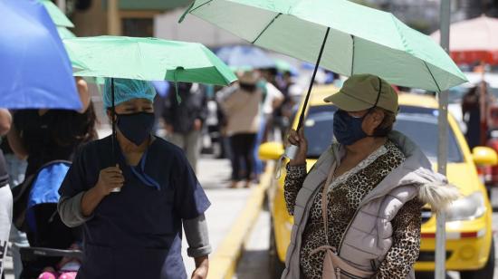 Dos mujeres caminan en los alrededores de un supermercado, en el norte de Quito, el miércoles 25 de noviembre de 2020.