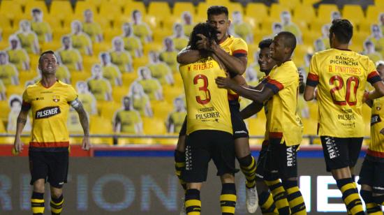 Cristian Colmán y Williams Riveros celebran el primer gol de Barcelona frente a Maracá por la Fecha 10 de la LigaPro.