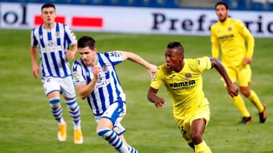 El defensa de la Real Sociedad Igor Zubeldia disputa un balón con Pervis Estupiñán, del Villarreal.