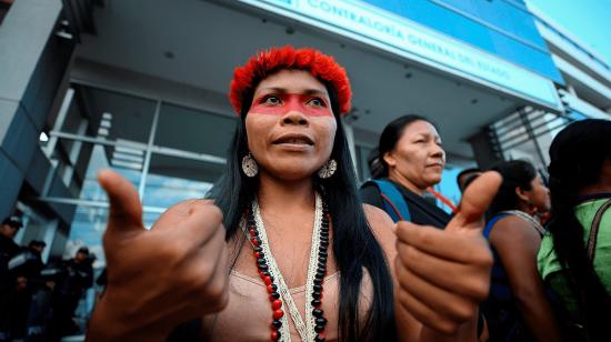 Nemonte Nenquimo mientras participa en una protesta para exigir que se respete su derecho a consulta previa en proyectos extractivistas, el 13 de febrero de 2020, en Quito. 