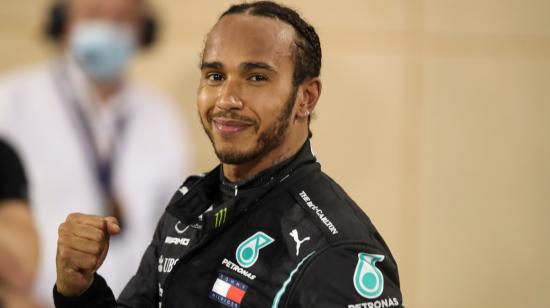 El piloto Lewis Hamilton celebra su triunfo en el Gran Premio de Bahrain, el 29 de noviembre de 2020.