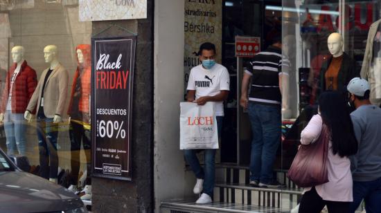 Un hombre con bolsas de compras en Cuenca, el 26 de noviembre de 2020. 