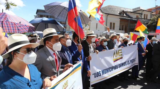 Varios alcaldes del país realizaron una movilización hasta el Palacio de Carondelet, en el centro de Quito, el 1 de diciembre de 2020.