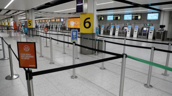 Un aeropuerto del Reino Unido, en Crawley, vacío debido a la pandemia de covid-19, el 27 de noviembre de 2020.