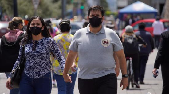 Personas caminan por las calles de Quito, el miércoles 25 de noviembre de 2020.