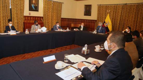 El presidente Lenín Moreno se reunió con representantes de las Prefecturas y Municipios en el Palacio de Carondelet, el 1 de diciembre de 2020.