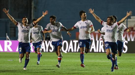 Los jugadores de Nacional festejan la victoria por penales ante Independiente del Valle, el miércoles 2 de diciembre de 2020.